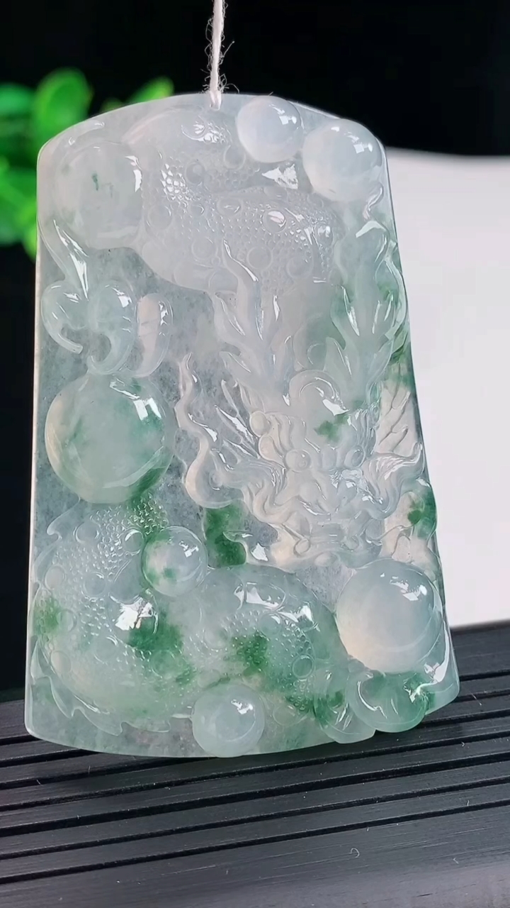 天然A货翡翠种飘花龙牌吊坠，尺寸62-41-5.6重量:29.43g
5月3日