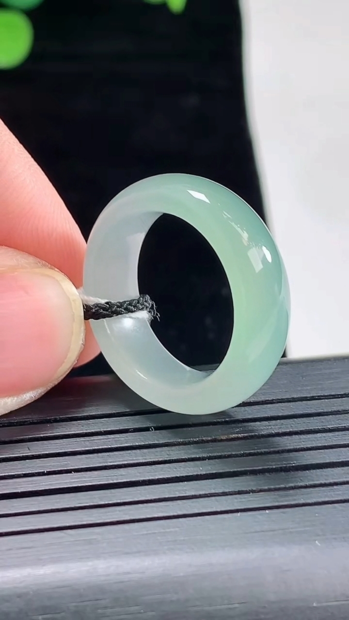 天然A货翡翠玉指环 戒指，尺寸17-6.5-4重量:4.84g2026年5月3日
工厂直销收藏佳品,种好水足，色泽均匀，有种有色，上手高大气！