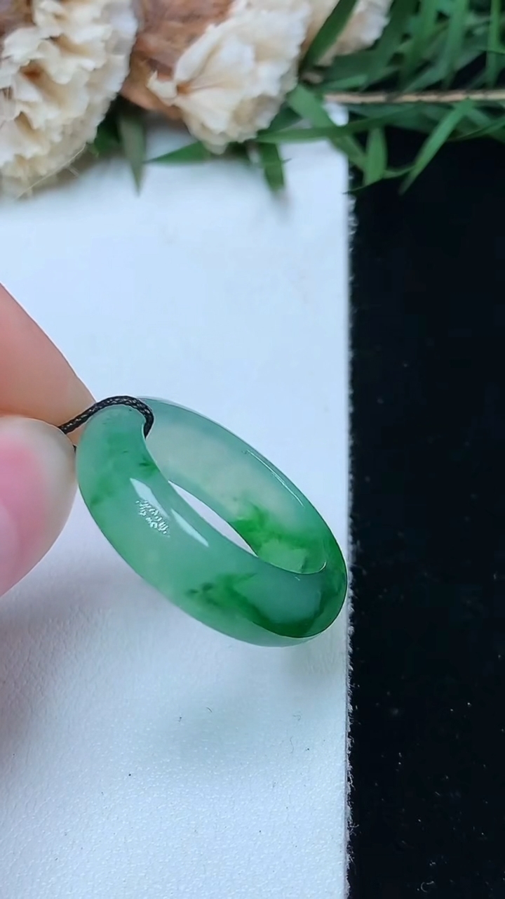 天然A货翡翠指环戒指，尺寸17.2-6-3.4，重量:3.80g2026年5月3日
工厂直销收藏佳品,种好水足，色泽均匀，有种有色，上手高大气！