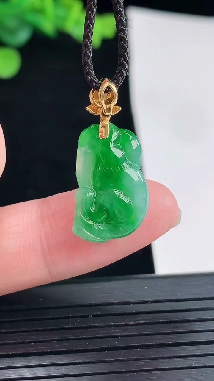 天然A货翡翠生肖猴吊坠，尺寸18-12.2-4.6重量:2.49g
5月3日