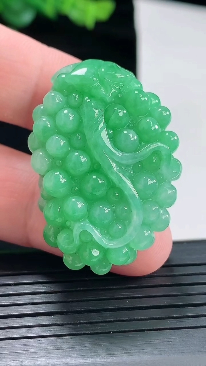 天然A货翡翠多子多福 葡萄吊坠，尺寸38-27.5-18重量:29.24g
5月3日