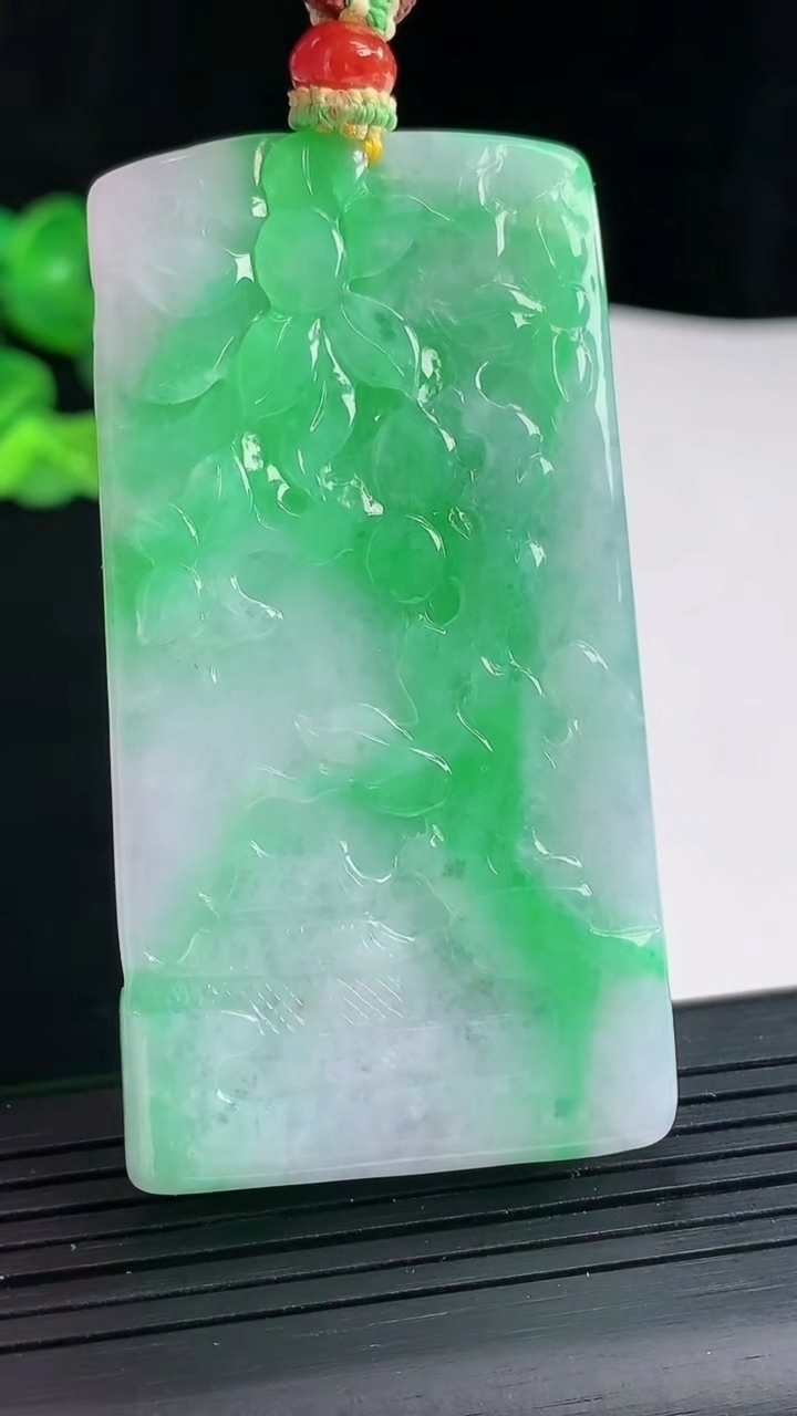 天然A货翡翠梅花鹿吊坠，尺寸65-34-11重量:55.66g
5月3日