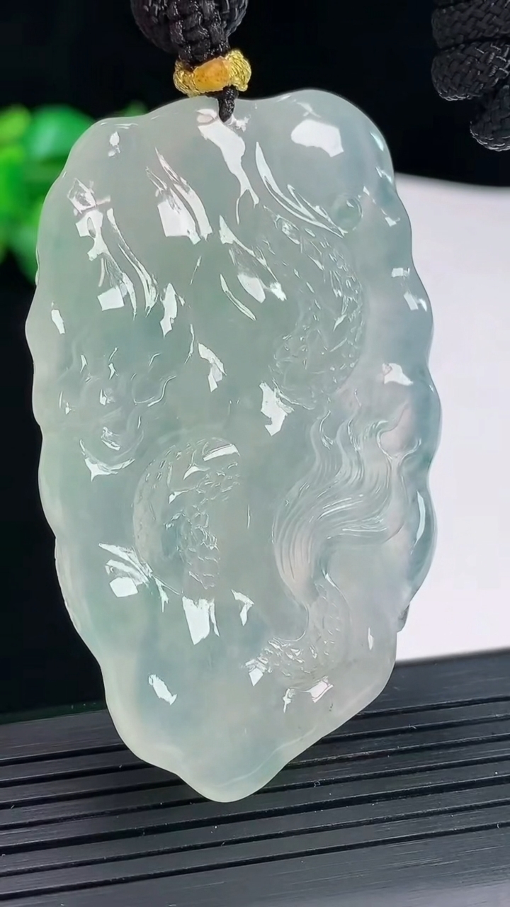 天然A货翡翠龙牌吊坠，尺寸64-38-10重量:48.73g
5月3日