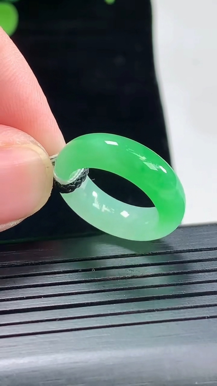 天然A货翡翠玉指环 戒指，尺寸14.8-5.6-4重量:3.89g2026年5月3日
工厂直销收藏佳品,种好水足，色泽均匀，有种有色，上手高大气！
