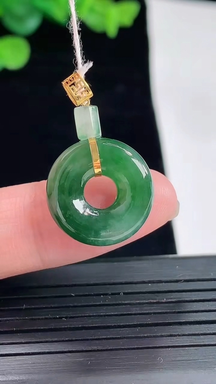 天然A货翡翠平安环吊坠，尺寸17-4.5重量:2.87g
5月3日