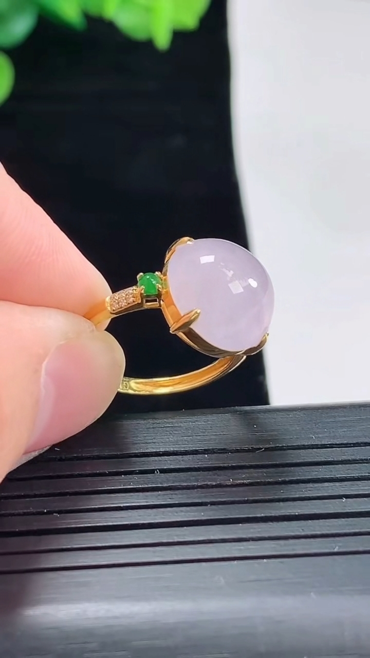 天然A货翡翠18k金紫罗兰蛋面戒指，尺寸16.8-12.5-12-7.5重量:2.82g2026年5月3日
工厂直销收藏佳品,种好水足，色泽均匀，有种有色，上手高大气！