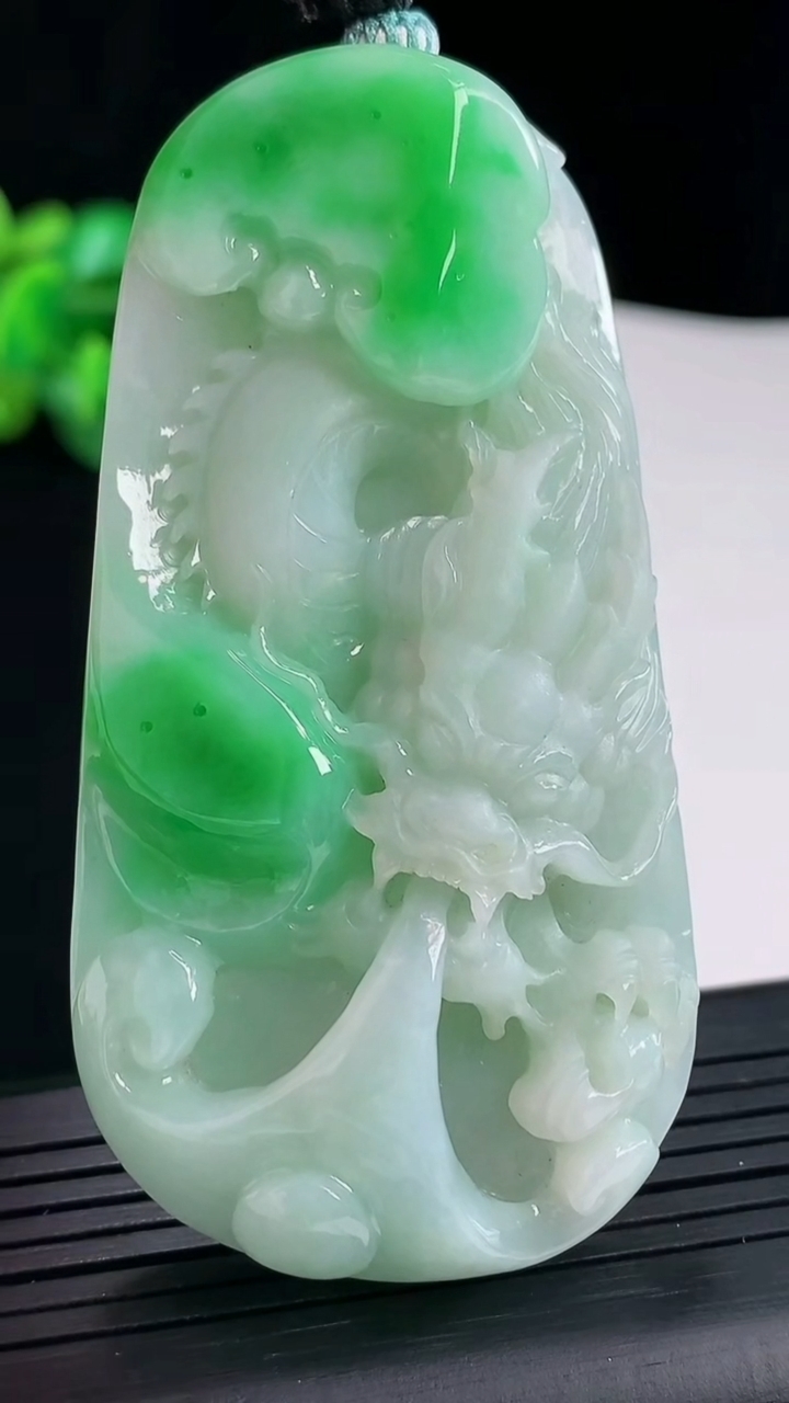 天然A货翡翠龙牌吊坠，尺寸71-37-14.5重量:64.11g
5月3日