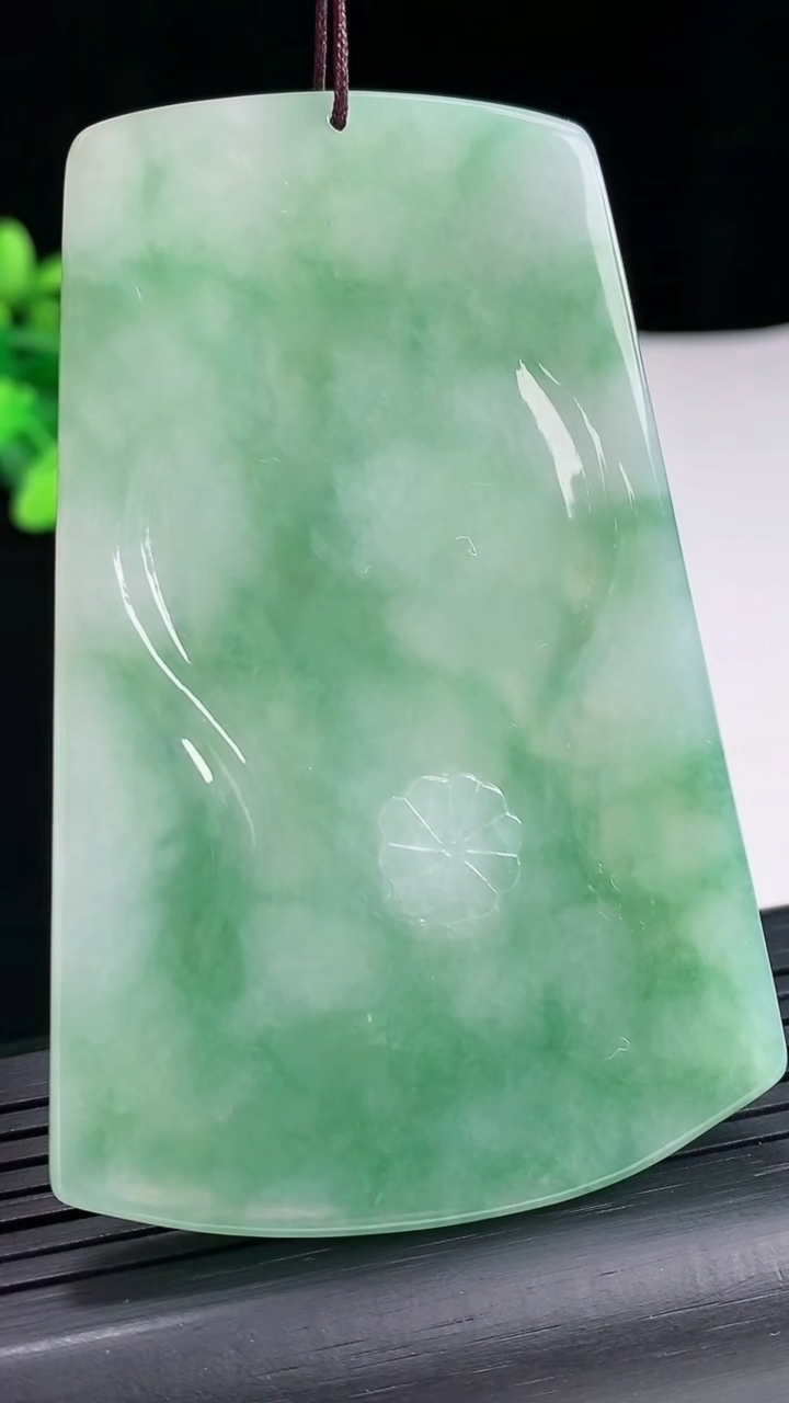 天然A货翡翠千手观音菩萨吊坠，尺寸73-49-5.2重量:43.01g
5月3日
