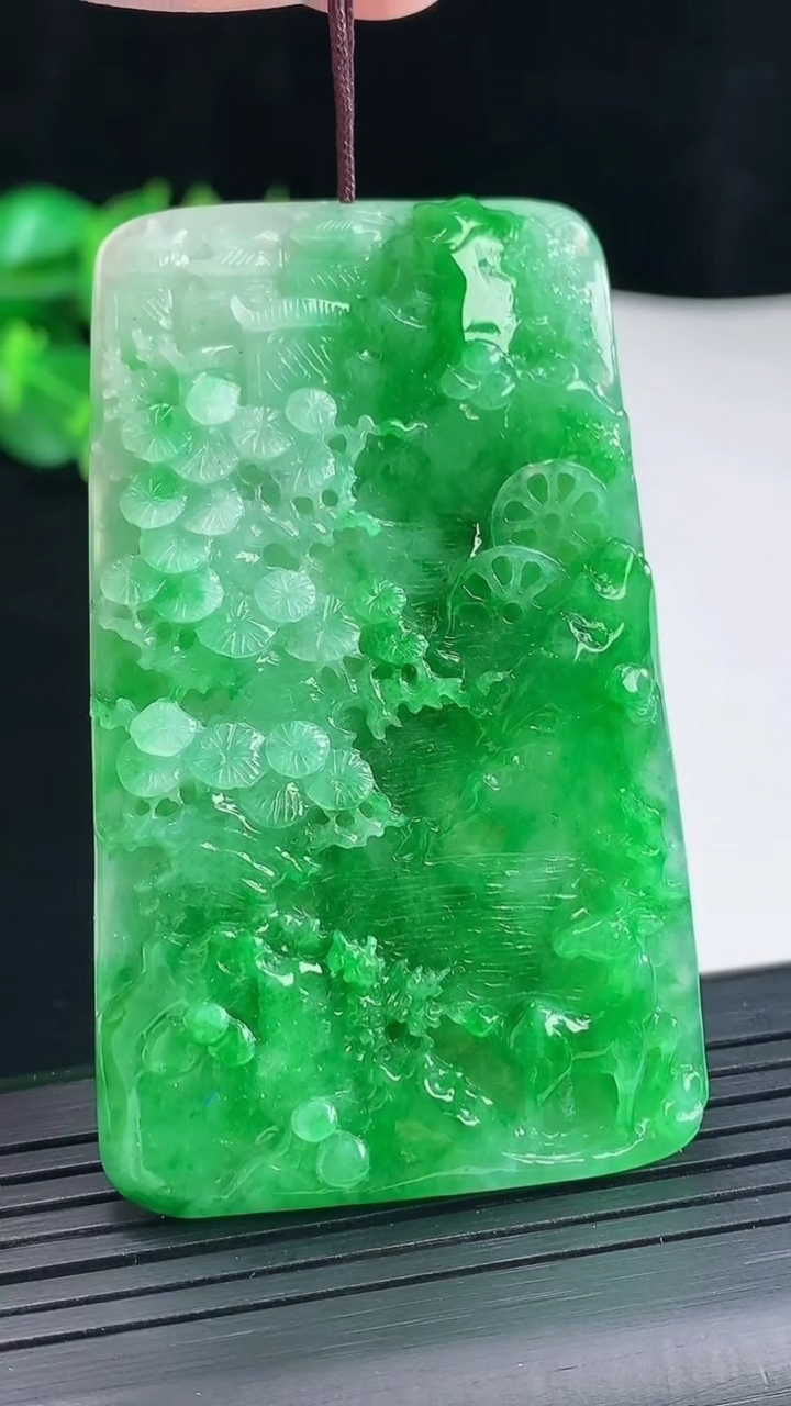 天然A货翡翠山水牌吊坠，尺寸63.5-38-6.5重量:28.18g
5月3日
