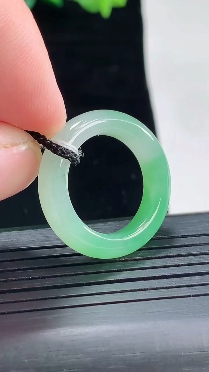 天然A货翡翠玉指环 戒指，尺寸17.8-5.2-4.2重量:5.88g2026年5月3日
工厂直销收藏佳品,种好水足，色泽均匀，有种有色，上手高大气！