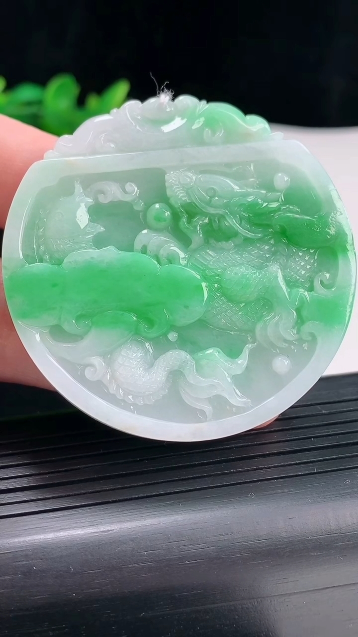 天然A货翡翠龙牌吊坠，尺寸55.5-6重量:44.36g
5月3日