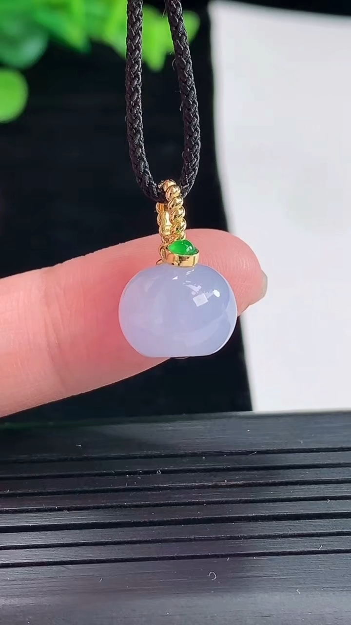 天然A货翡翠18k金紫罗兰圆珠吊坠，尺寸12-10重量:3.28g
5月3日