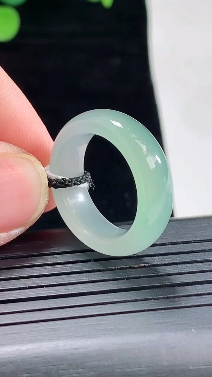 天然A货翡翠玉指环 戒指，尺寸17-6.5-4重量:4.84g2026年5月3日
工厂直销收藏佳品,