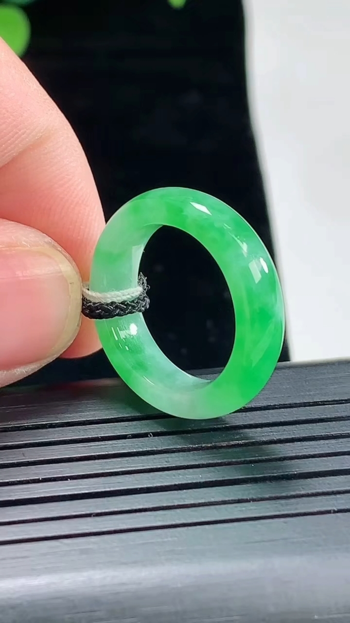 天然A货翡翠玉指环 戒指，尺寸16.3-5.2-3.5重量:3.54g2026年5月3日
工厂直销收