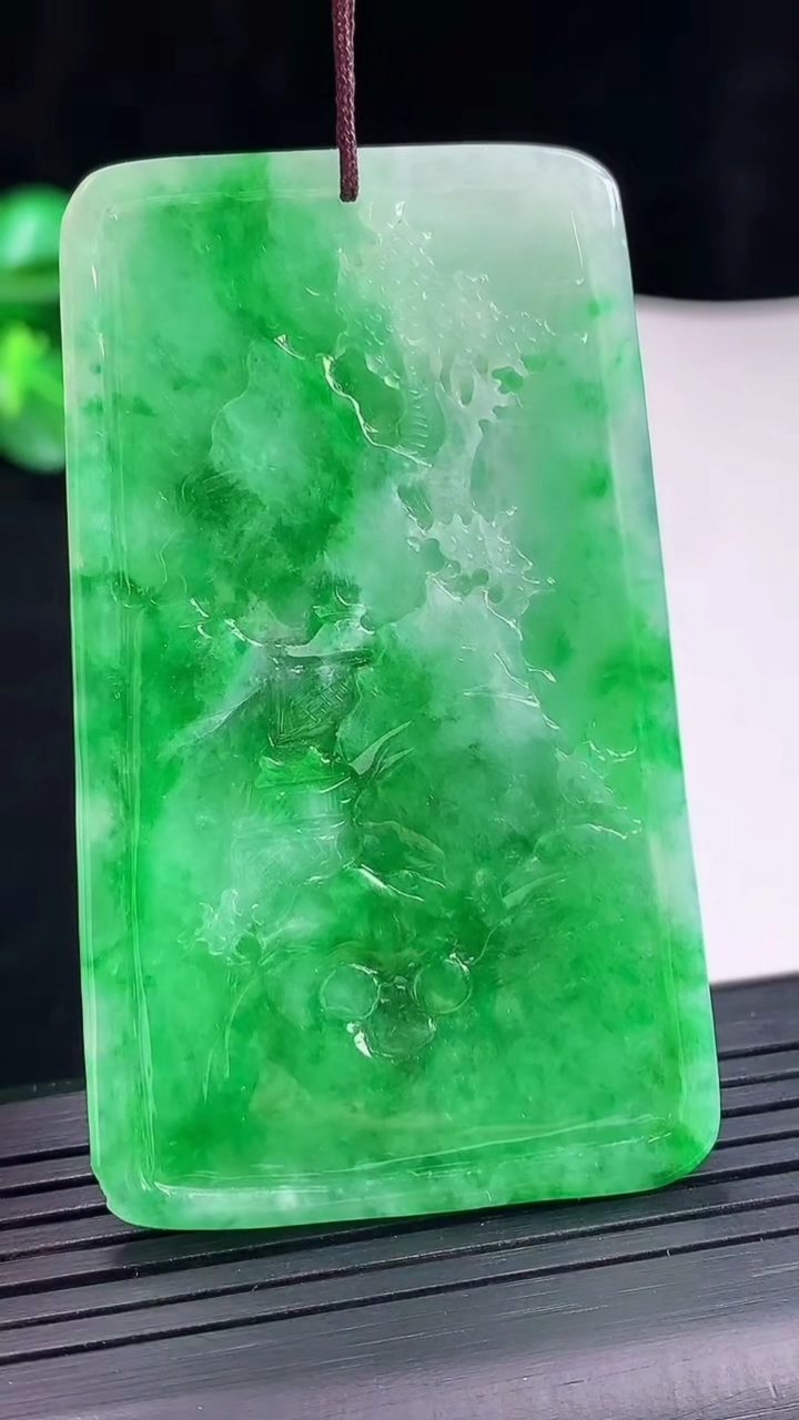天然A货翡翠山水牌吊坠，尺寸63.5-38-6.5重量:28.18g
5月3日
