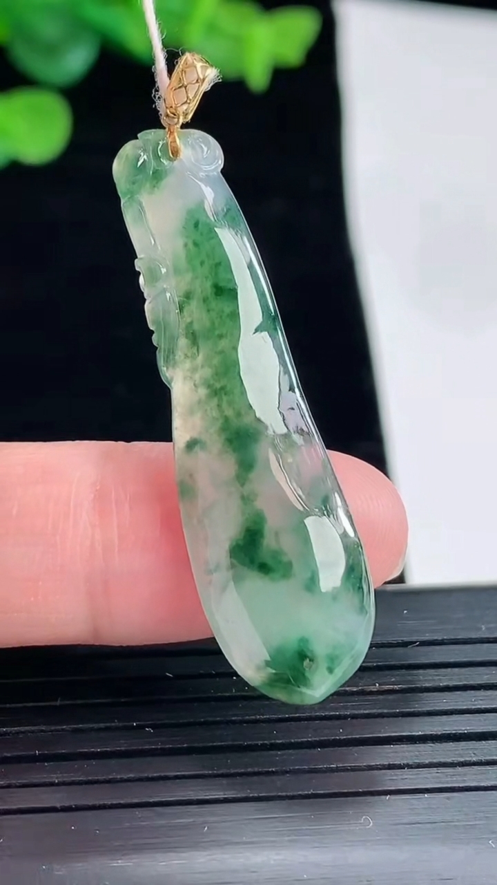 天然A货翡翠种飘花福瓜吊坠，尺寸43.5-12-3.6重量:3.71g
5月3日