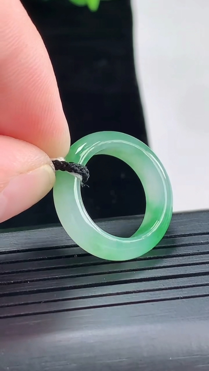 天然A货翡翠玉指环 戒指，尺寸15.5-5.6-3重量:3.59g2026年5月3日
工厂直销收藏佳品,种好水足，色泽均匀，有种有色，上手高大气！