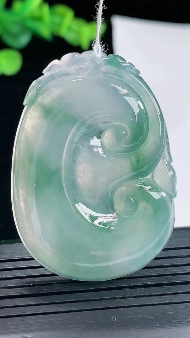 天然A货翡翠冰种飘花如意吊坠，尺寸48.5-35-5.2重量:17.42g
5月3日