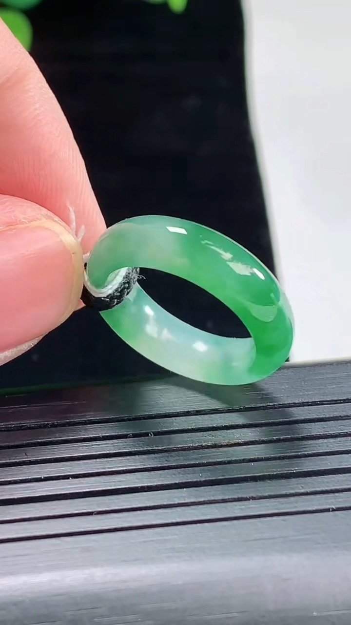 天然A货翡翠玉指环 戒指，尺寸16-5.5-3.2重量:3.27g2026年5月3日
工厂直销收藏佳品,种好水足，色泽均匀，有种有色，上手高大气！