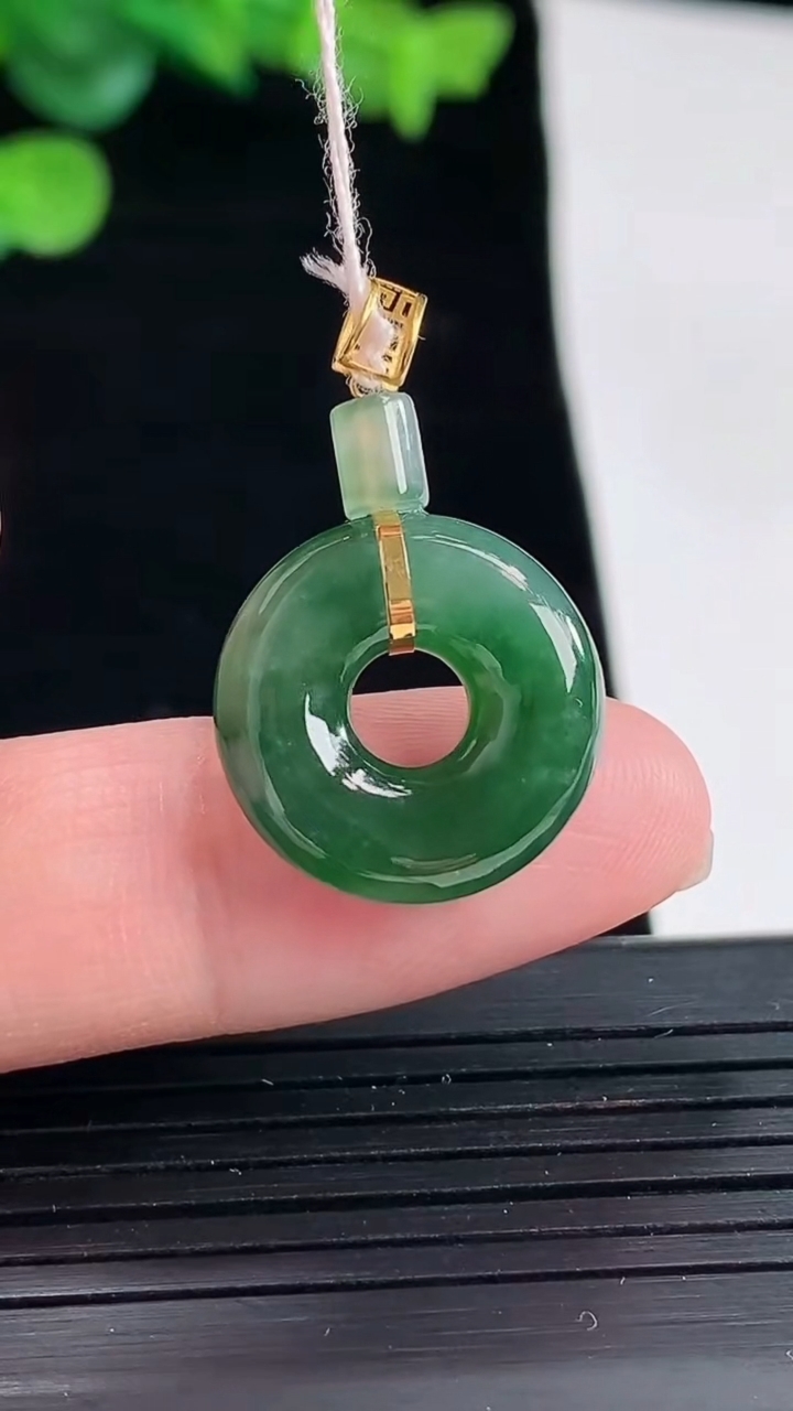 天然A货翡翠平安环吊坠，尺寸17-4.5重量:2.87g
5月3日