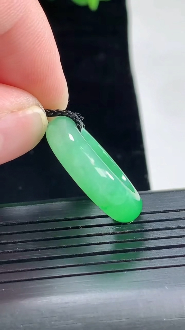 天然A货翡翠玉指环 戒指，尺寸16.2-5.8-4.5重量:5.08g2026年5月3日
工厂直销收藏佳品,种好水足，色泽均匀，有种有色，上手高大气！