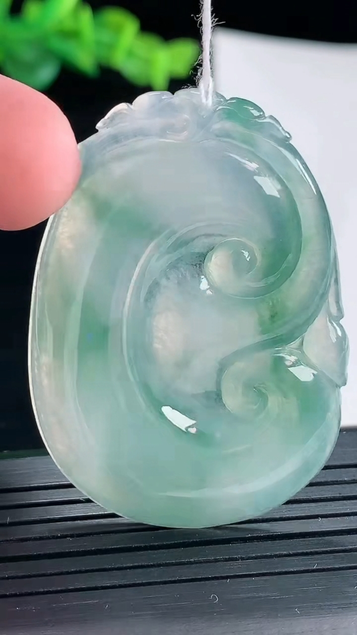 天然A货翡翠冰种飘花如意吊坠，尺寸48.5-35-5.2重量:17.42g
5月3日