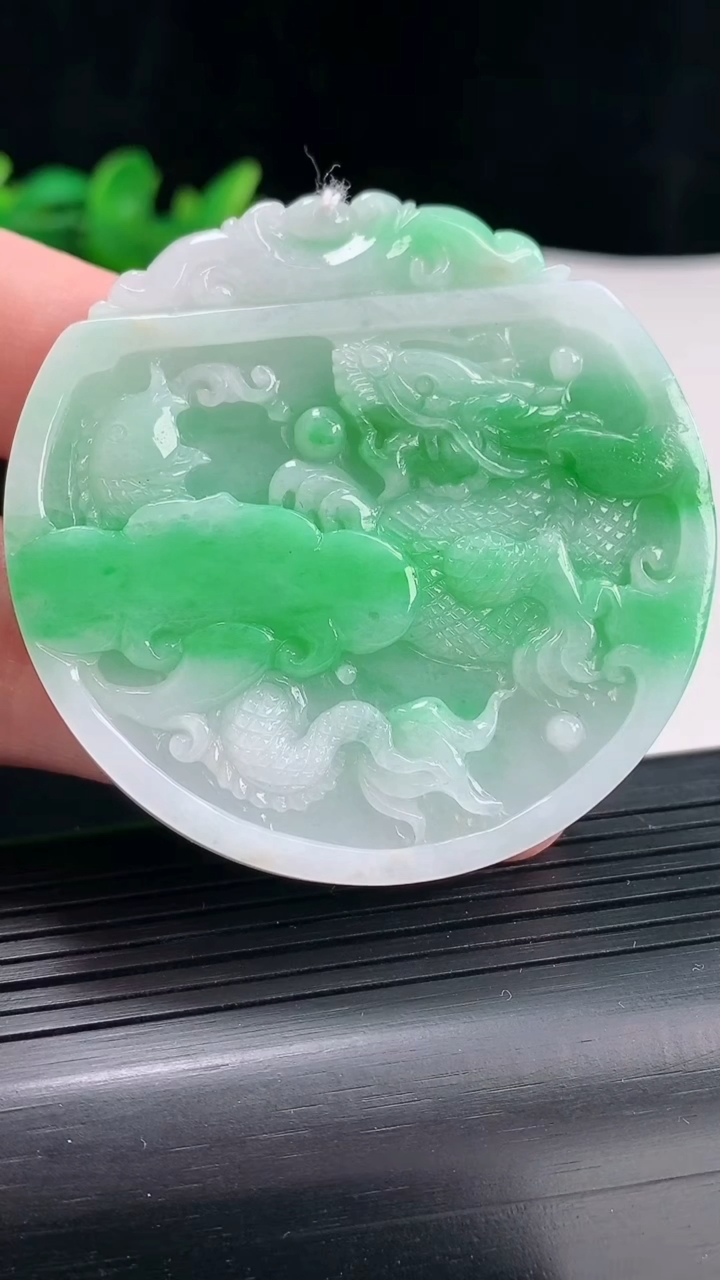 天然A货翡翠龙牌吊坠，尺寸55.5-6重量:44.36g
5月3日