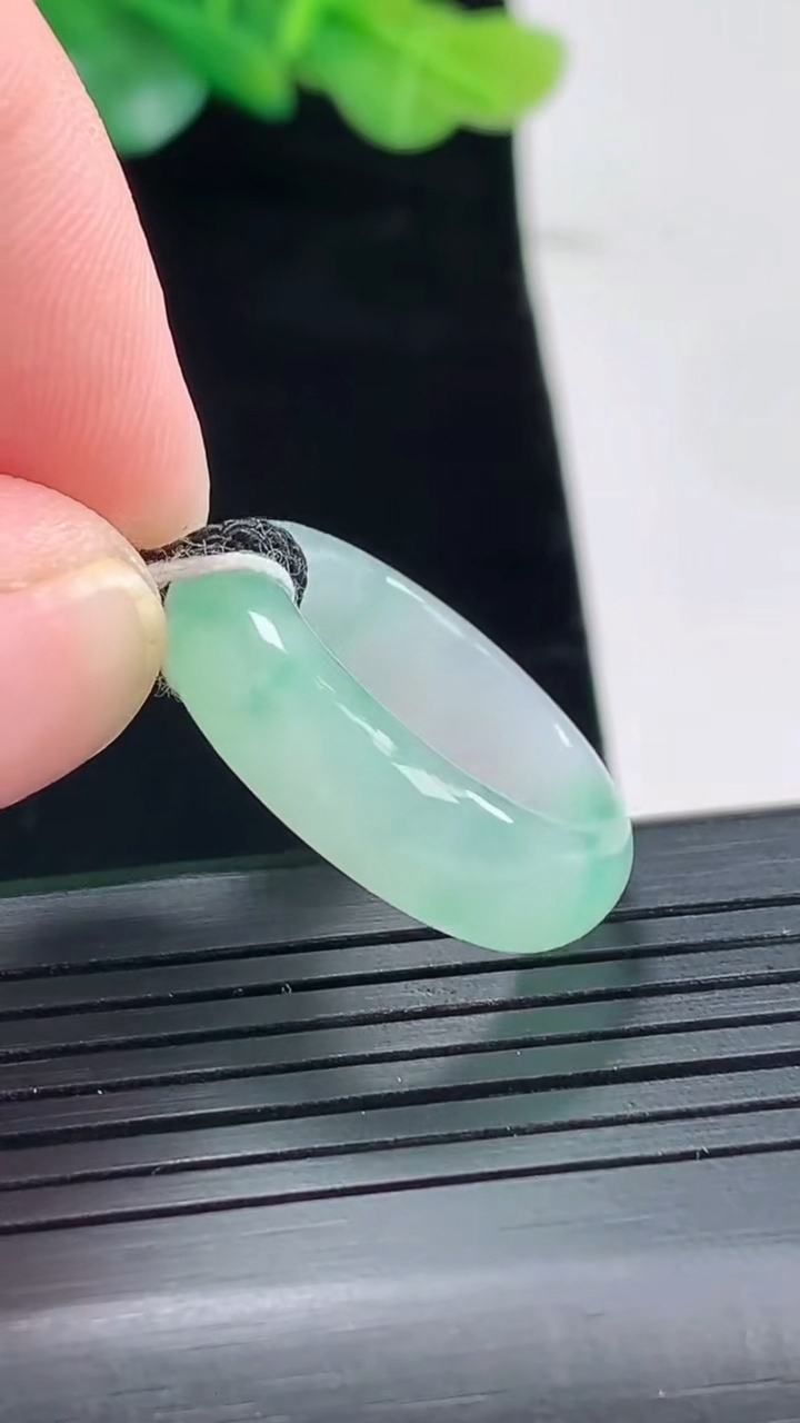 天然A货翡翠玉指环 戒指，尺寸16.6-6-3.5重量:4.48g2026年5月3日
工厂直销收藏佳品,种好水足，色泽均匀，有种有色，上手高大气！