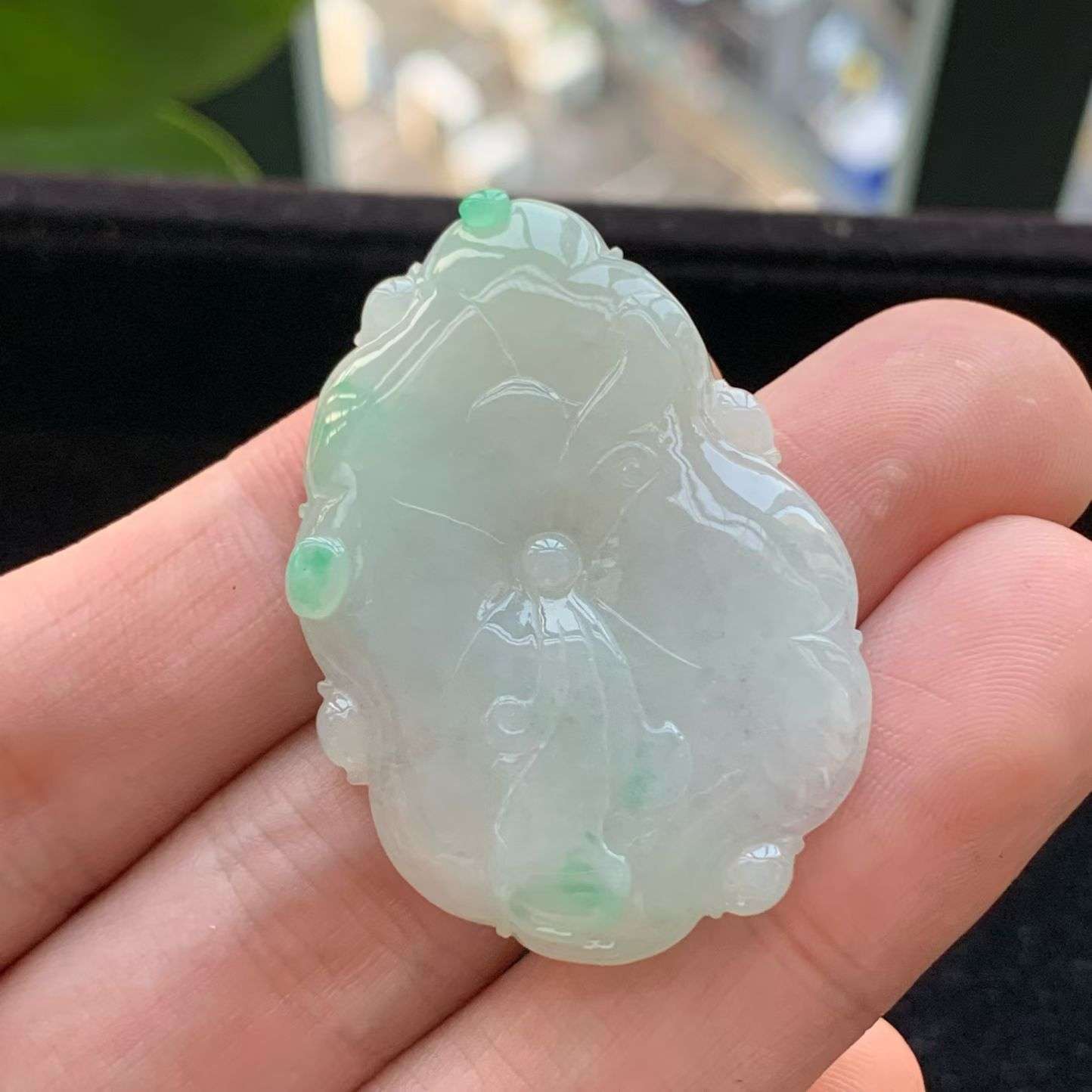 A货天然翡翠冰糯种飘绿荷花吊坠重量11.10
5月3日