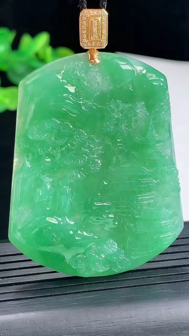 天然A货翡翠山水牌吊坠，尺寸53.5-43-5重量:25.81g
5月3日