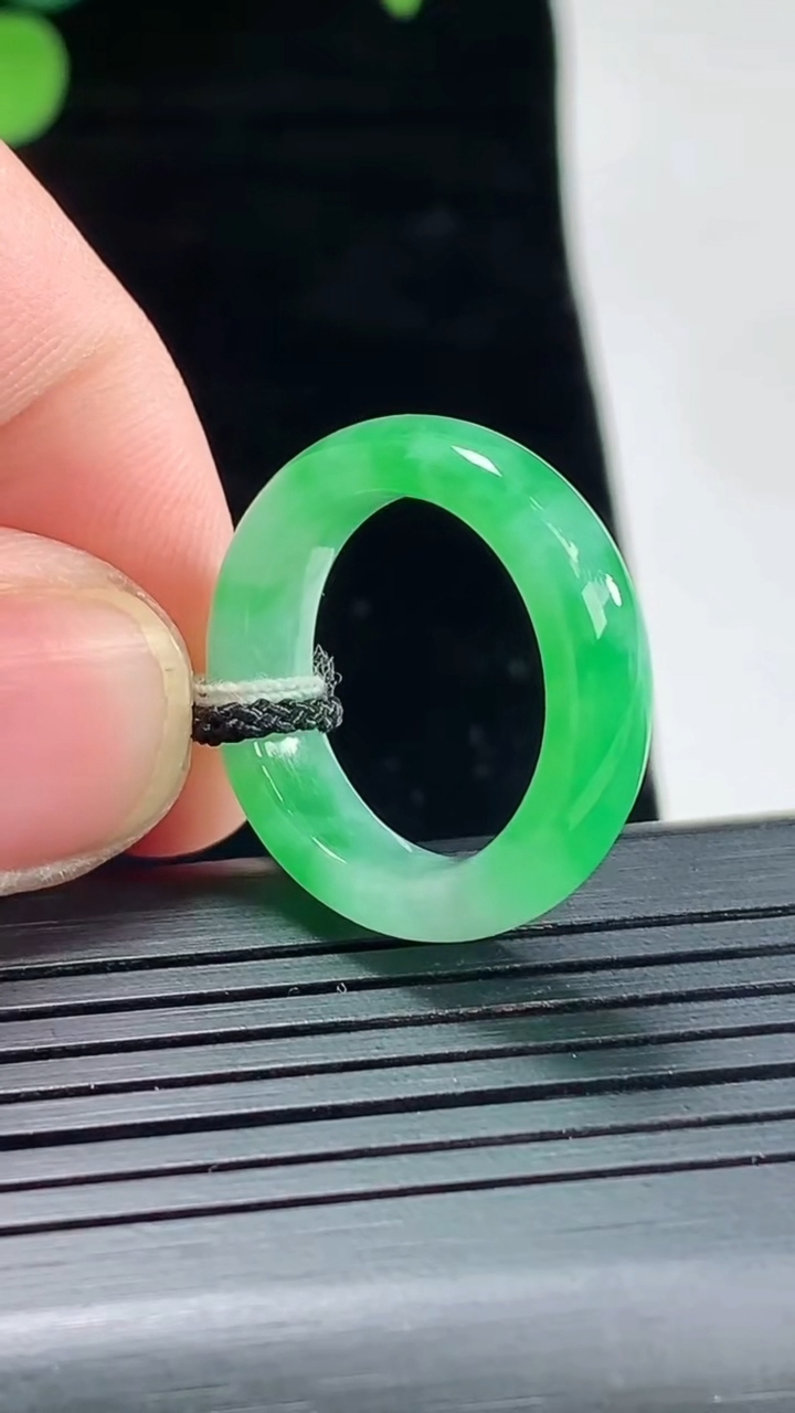 天然A货翡翠玉指环 戒指，尺寸16.3-5.2-3.5重量:3.54g2026年5月3日
工厂直销收藏佳品,种好水足，色泽均匀，有种有色，上手高大气！