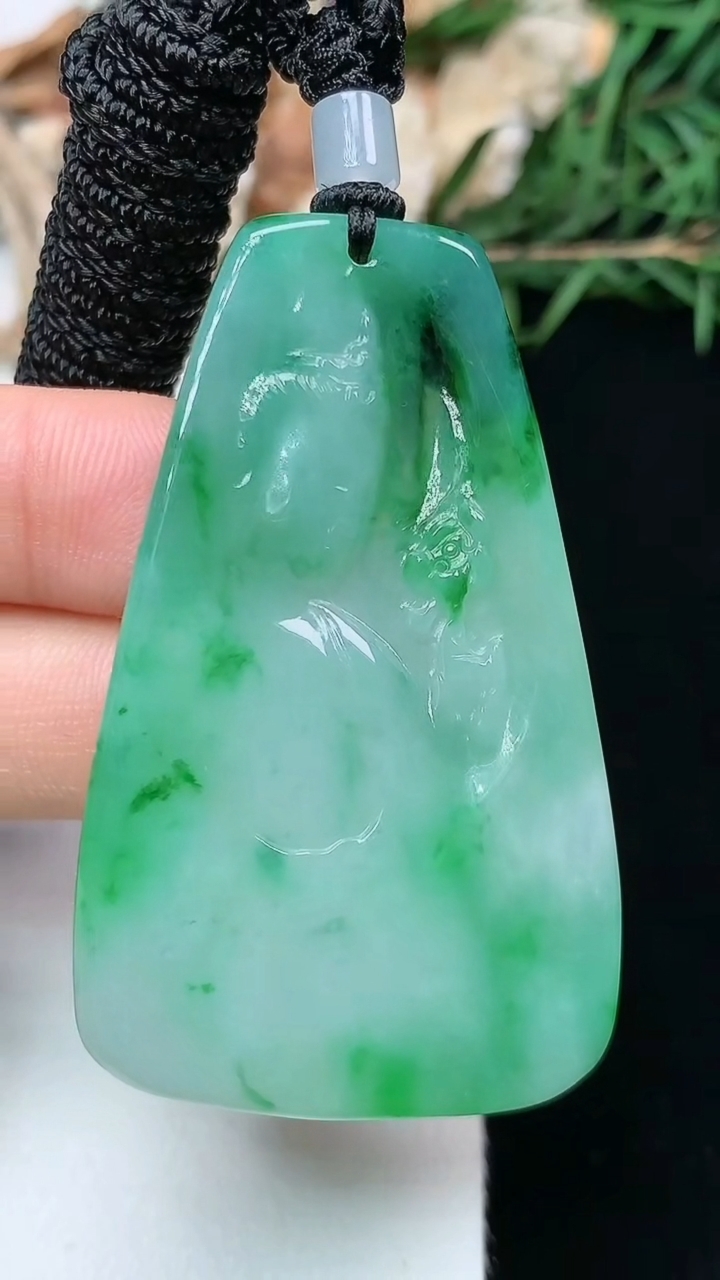天然A货翡翠观音头吊坠，尺寸59.3-31-5.9，重量:26.31g
5月3日
