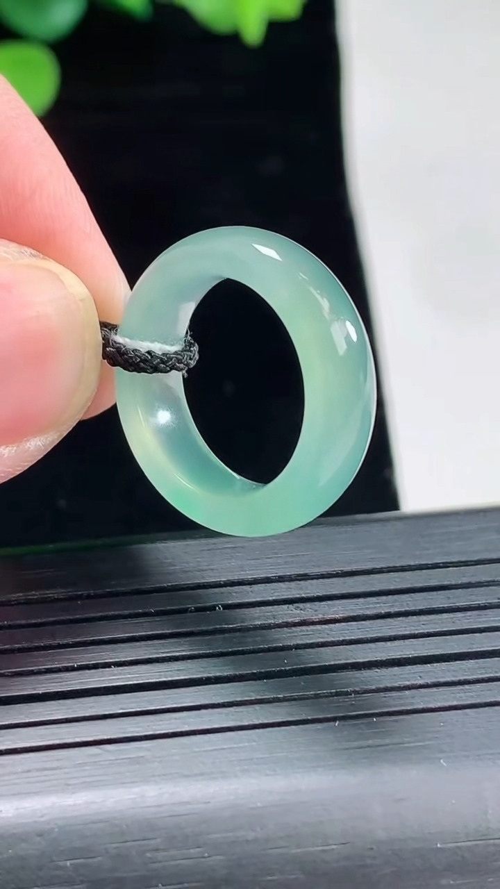 天然A货翡翠玉指环 戒指，尺寸15-5.6-3.5重量:3.53g2026年5月3日
工厂直销收藏佳品,种好水足，色泽均匀，有种有色，上手高大气！