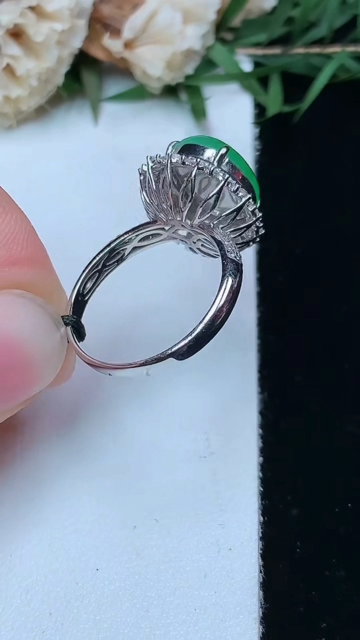 天然A货翡翠蛋面戒指，尺寸17.6-11.5-10.4，重量:4.22g2026年5月3日
工厂直销收藏佳品,种好水足，色泽均匀，有种有色，上手高大气！