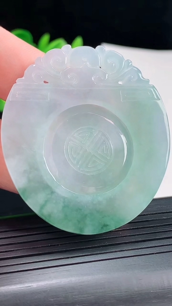 天然A货翡翠时来运转吊坠，尺寸52.5-46.6-4重量:22.63g
5月3日