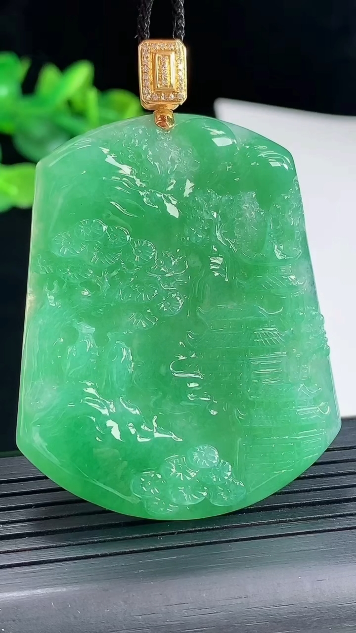 天然A货翡翠山水牌吊坠，尺寸53.5-43-5重量:25.81g
5月3日