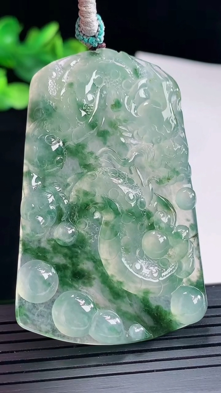 天然A货翡翠种飘花龙牌吊坠，尺寸59-39-5.2重量:28.36g
5月3日