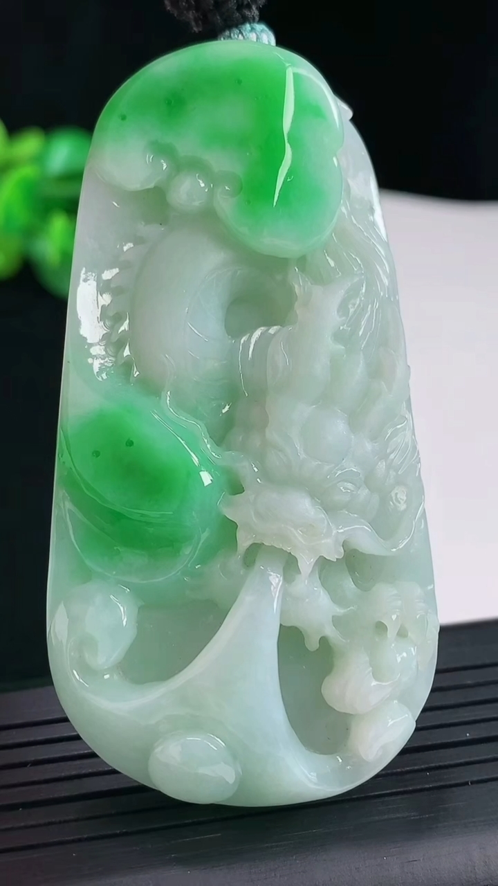 天然A货翡翠龙牌吊坠，尺寸71-37-14.5重量:64.11g
5月3日
