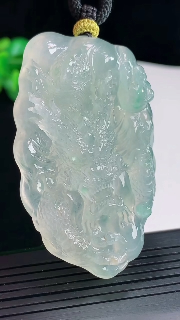 天然A货翡翠龙牌吊坠，尺寸64-38-10重量:48.73g
5月3日