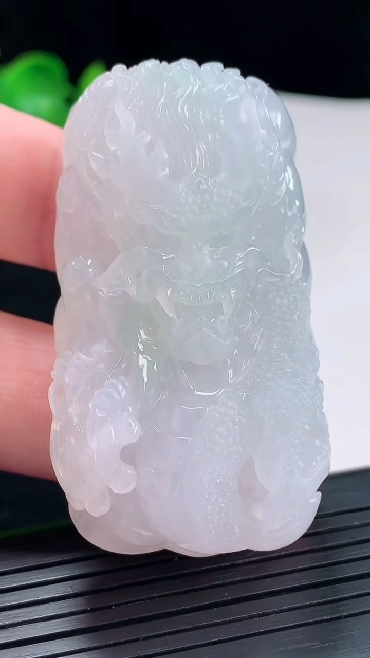 天然A货翡翠龙牌吊坠，尺寸54-30-17重量:62.66g
5月3日