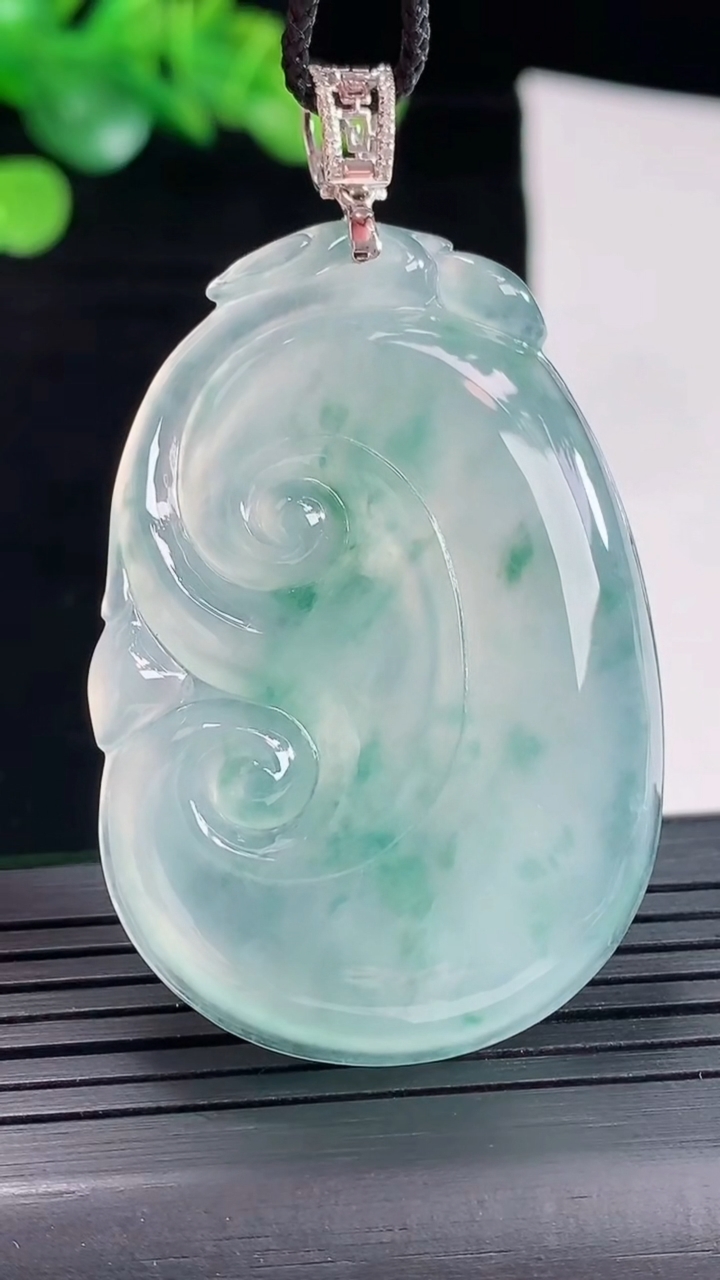天然A货翡翠种飘花如意吊坠，尺寸47.5-33-5.6重量:17.86g
5月3日