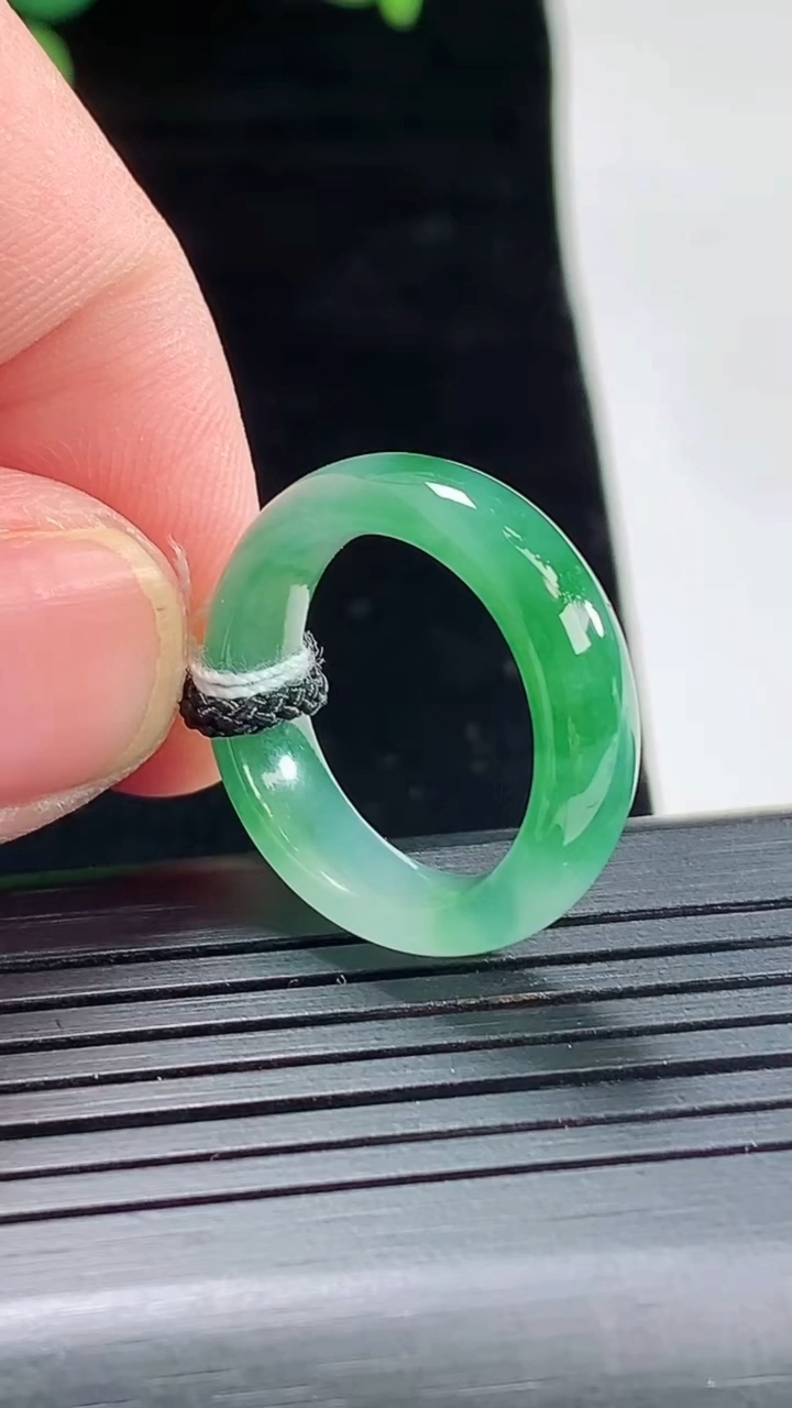 天然A货翡翠玉指环 戒指，尺寸16-5.5-3.2重量:3.27g2026年5月3日
工厂直销收藏佳