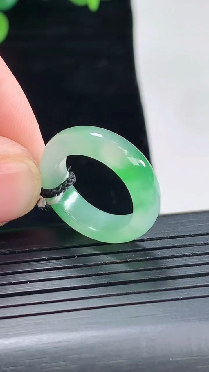 天然A货翡翠玉指环 戒指，尺寸15.5-5.6-3重量:3.59g2026年5月3日
工厂直销收藏佳品,种好水足，色泽均匀，有种有色，上手高大气！