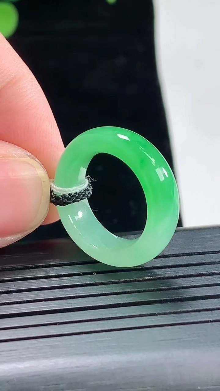 天然A货翡翠玉指环 戒指，尺寸14.8-5.6-4重量:3.89g2026年5月3日
工厂直销收藏佳品,种好水足，色泽均匀，有种有色，上手高大气！