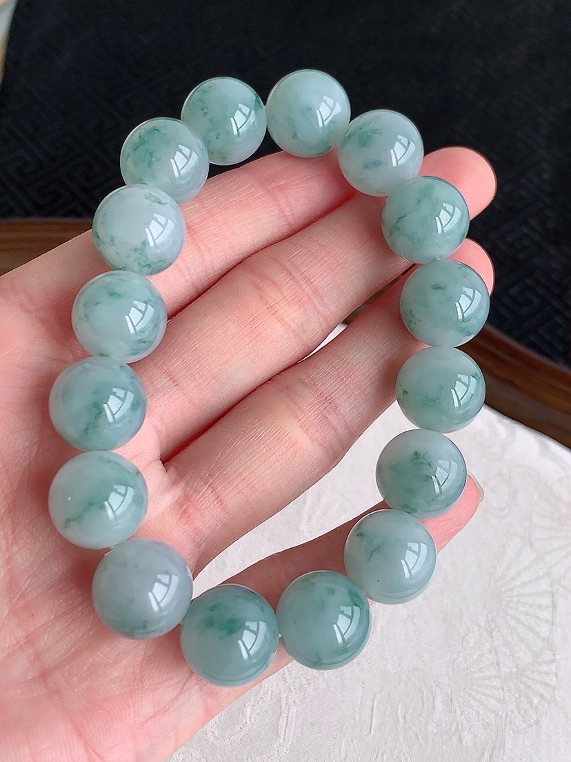 天然A货翡翠飘花圆珠佛珠手串16颗 
尺寸12.8mm 重量66.48g 0430