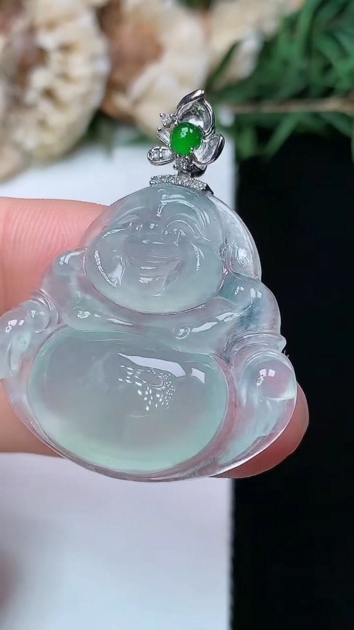 天然A货翡翠白冰佛公吊坠，尺寸25.8-29.4-5.8，重量:7.25g
5月3日