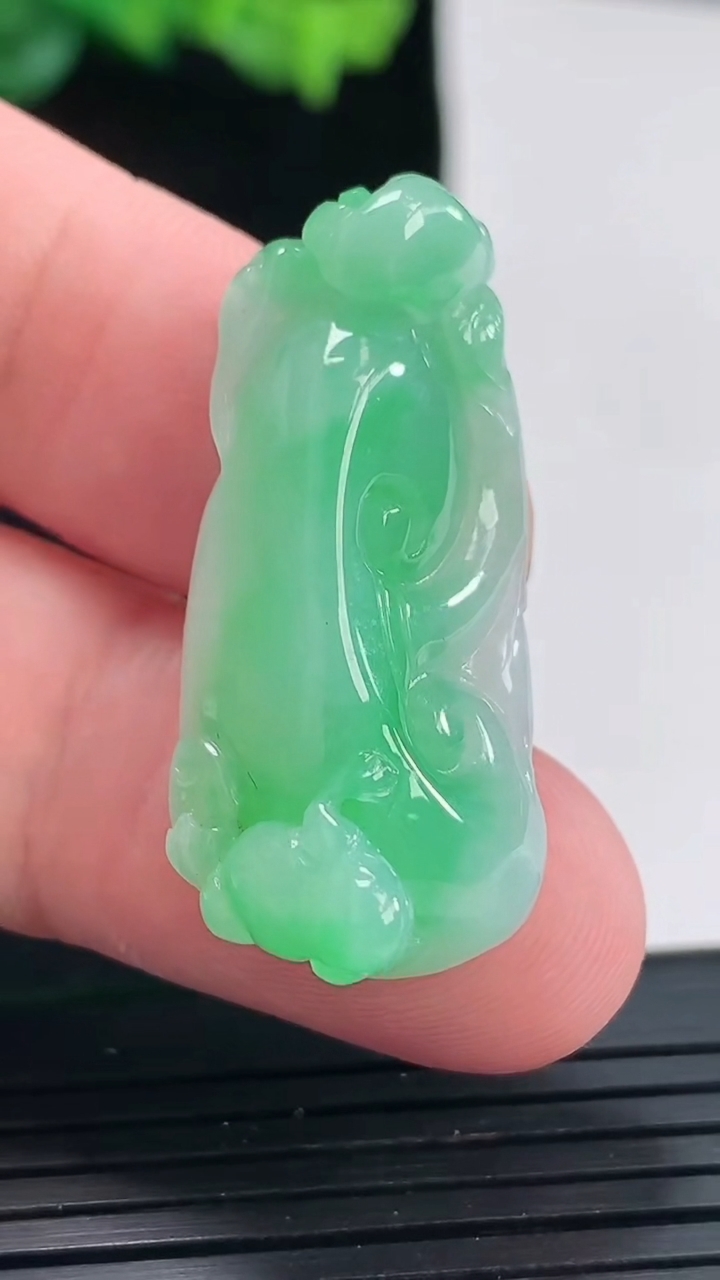天然A货翡翠如意吊坠，尺寸34.6-16.5-12重量:8.66g
5月3日