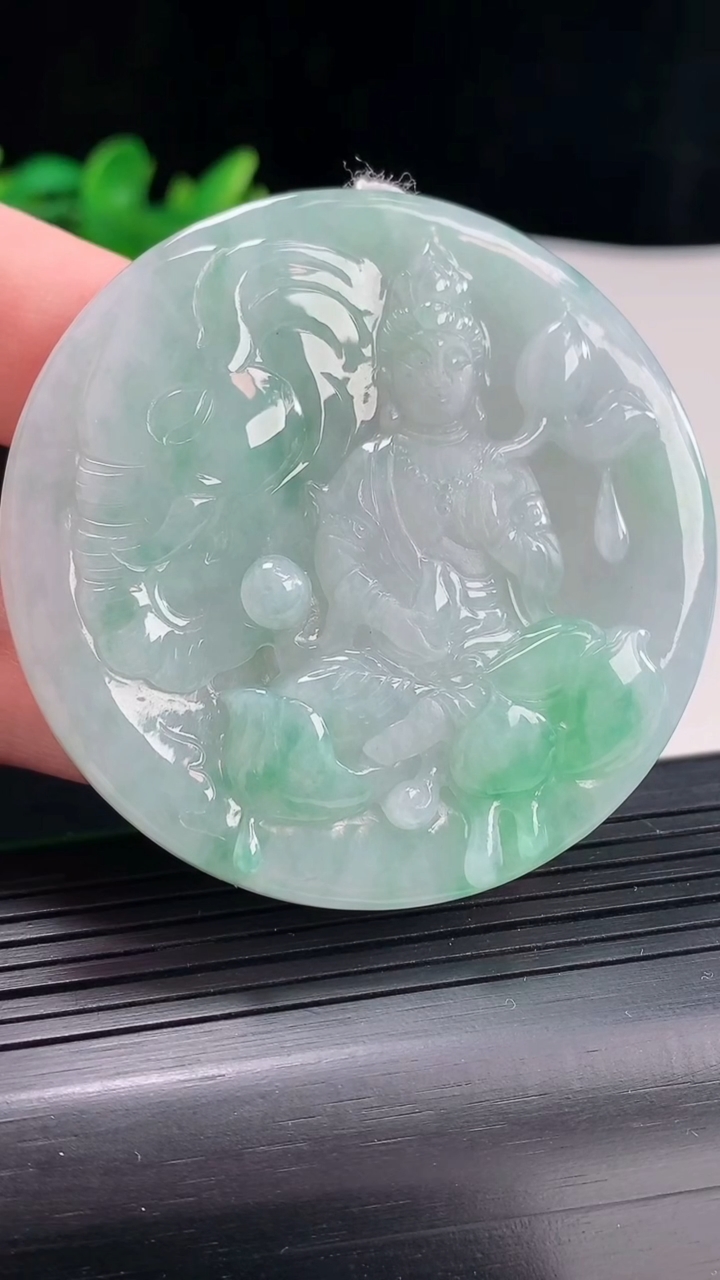 天然A货翡翠飘普贤菩萨吊坠，尺寸56.5-7.6重量:40.65g
5月3日