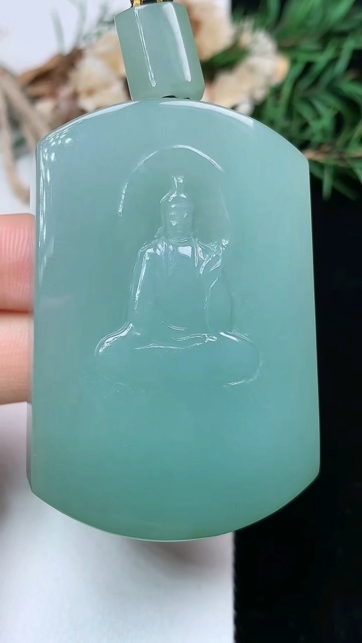 天然A货翡翠观音菩萨吊坠，尺寸53.5-35.9-12.6，重量:72.65g
5月3日