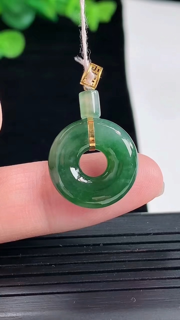 天然A货翡翠平安环吊坠，尺寸17-4.5重量:2.87g
5月3日